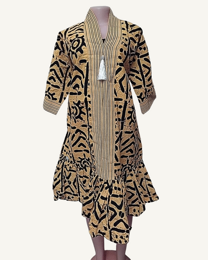 Robe Adire Bimatière — Ocre & Symboles Africains · Volant · Nœud Dos · Exemplaire unique