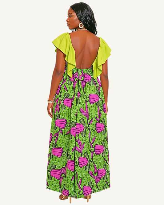 Dos nu ouvert d'une robe longue wax florale vert et fuchsia, volants vert anis aux épaules, buste élastiqué, coupe volumineuse longueur cheville · exemplaire unique Giwax Boutique.