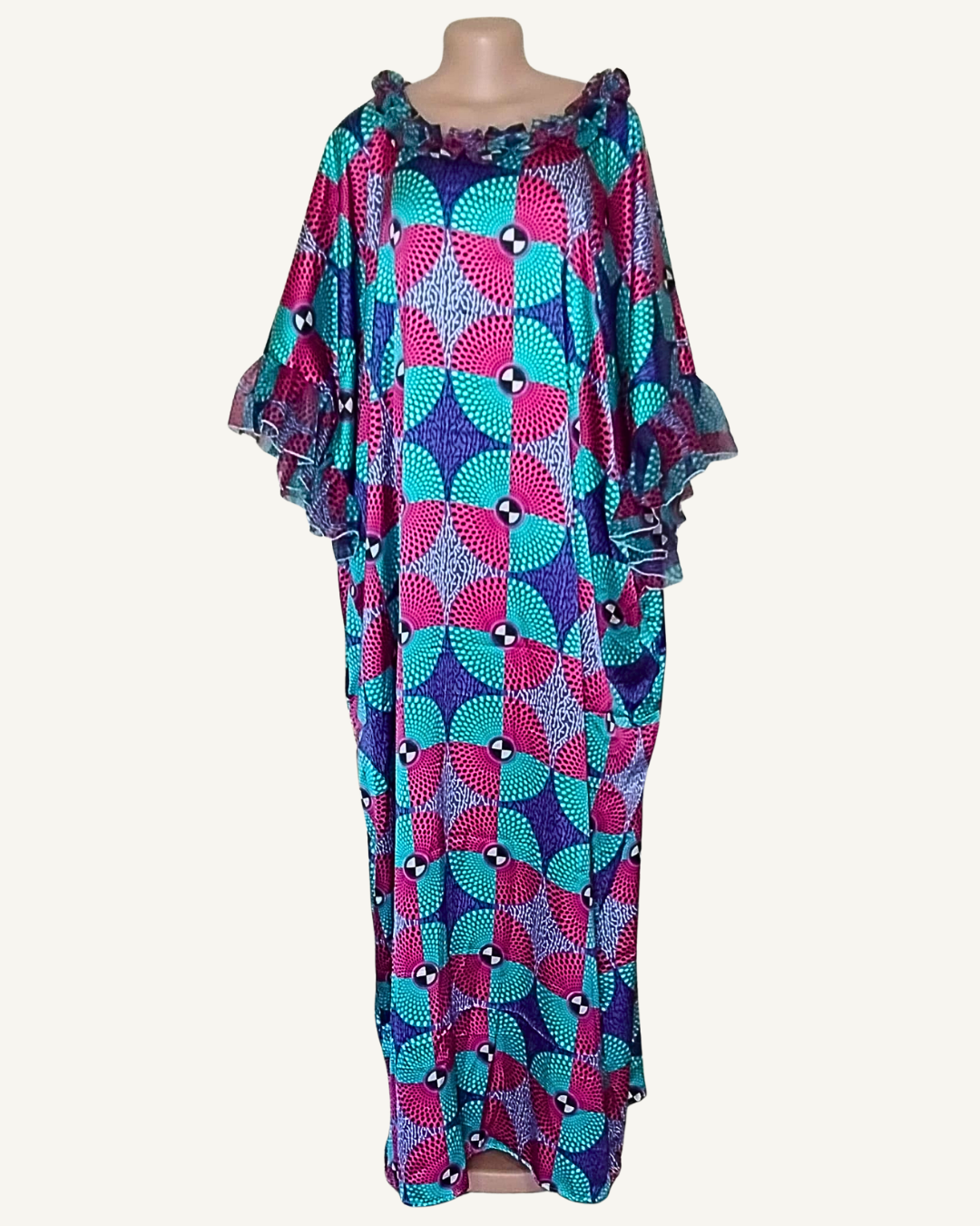 Robe longue imprimé éventails imbriqués turquoise vif · rose fuchsia · violet profond · médaillons noirs à point blanc · col bateau froncé cordon coulissant · volant d'encolure tulle · manches trois-quarts évasées double volant froncé · coupe caftan très ample · longueur cheville.