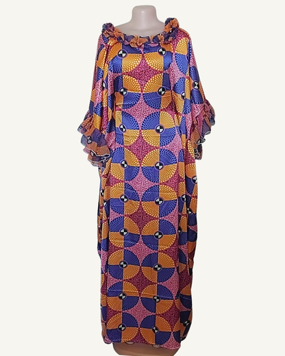 Robe longue imprimé géométrique · éventails imbriqués violet ocre et rose fuchsia · médaillons noirs · col bateau froncé cordon coulissant · volant d'encolure · manches longues évasées double volant froncé · coupe caftan très ample · longueur cheville.