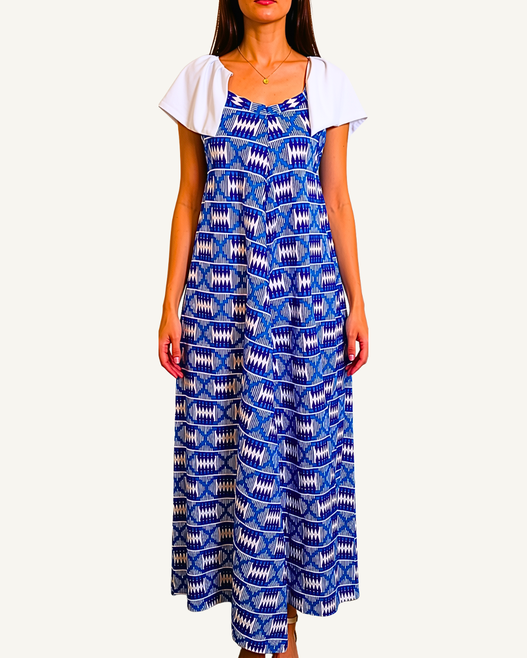 Robe longue wax bleu et blanc, motifs géométriques en bandes horizontales, bretelles volantées blanches, buste élastiqué, coupe évasée longueur cheville · exemplaire unique Giwax Boutique.
