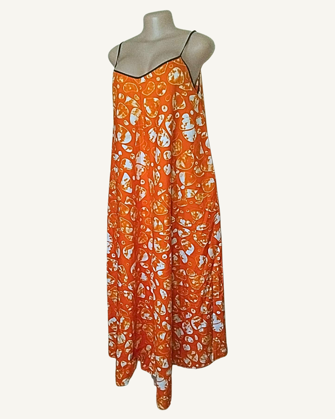 Robe longue batik orange, encolure en V soulignée d'un liseré noir cousu, bretelles fines bordées de noir, coupe très ample et évasée · exemplaire unique Giwax Boutique.