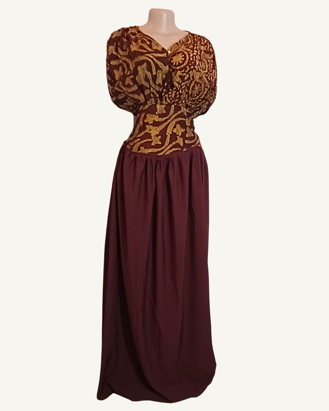 Robe longue à haut batik doré arabesques manches chauve-souris col V, jupe unie bordeaux prune froncée longueur sol, ceinture intégrée à la taille · exemplaire unique Giwax Boutique.