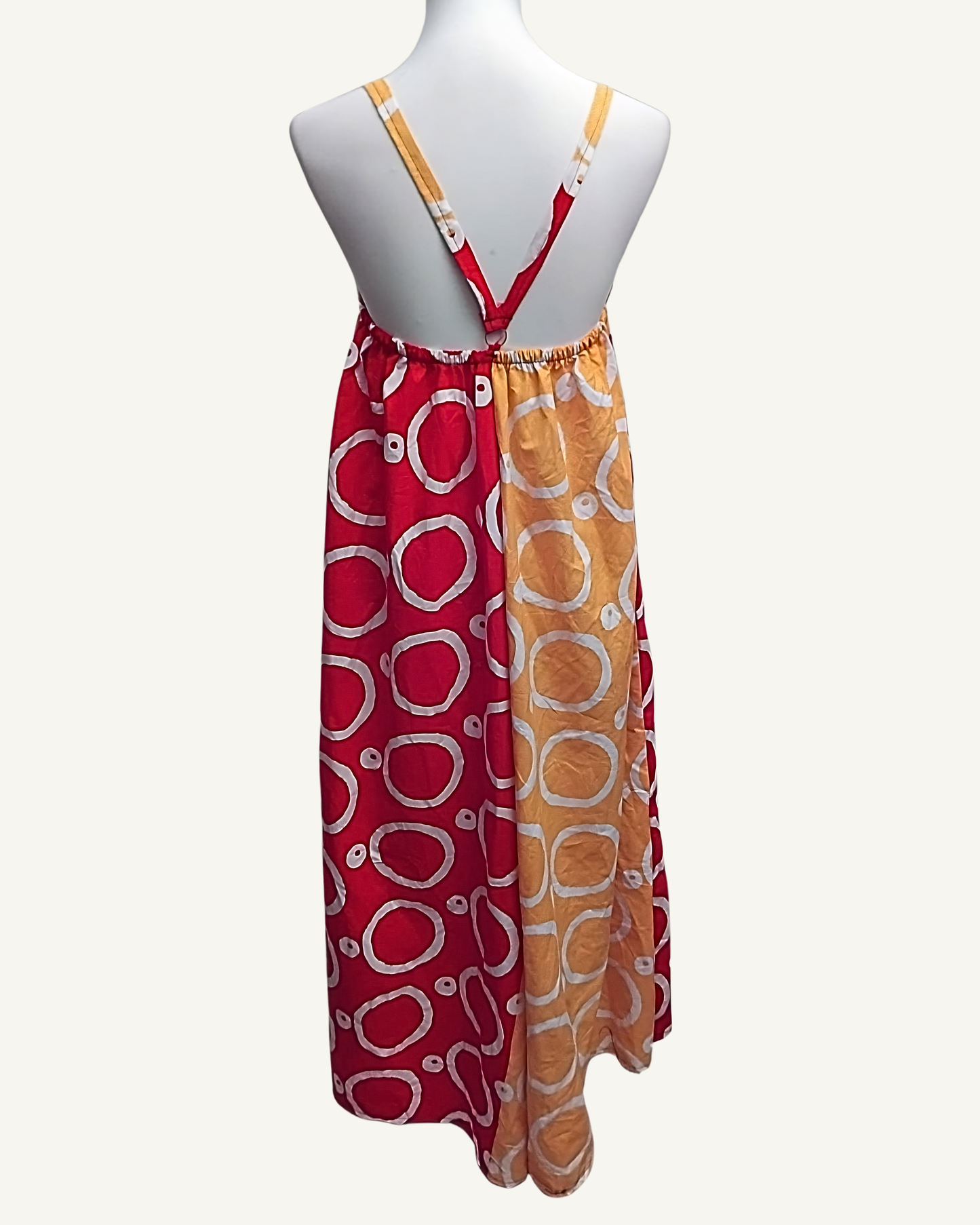 Robe Maxi Bicolore Bretelles Croisées — Adire Africain Rouge & Orange · Cercles Batik · Exemplaire unique