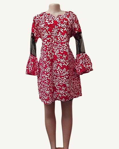 Robe courte adire africain rouge motifs floraux blancs peints main manches tulle noir transparent cloche nœud dos jupe évasée Giwax Boutique