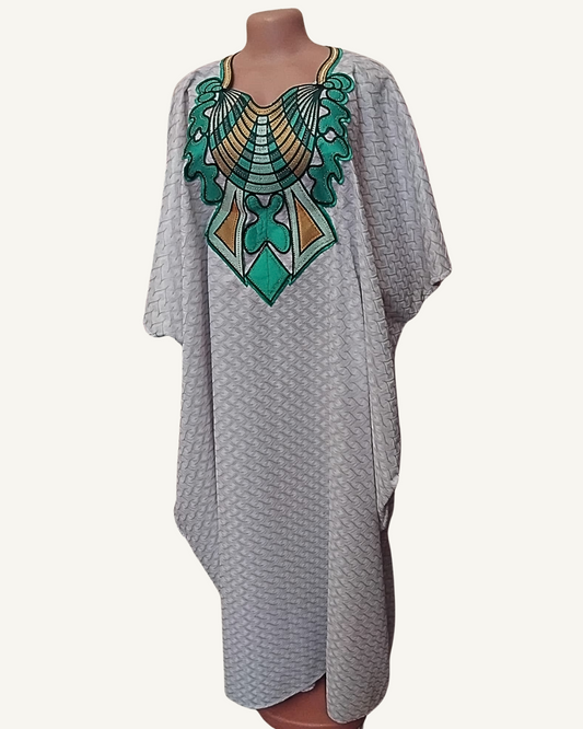 Boubou Kaftan Cérémonie — Jacquard Blanc Perle · Broderie Pectoral Émeraude & Doré · Exemplaire unique