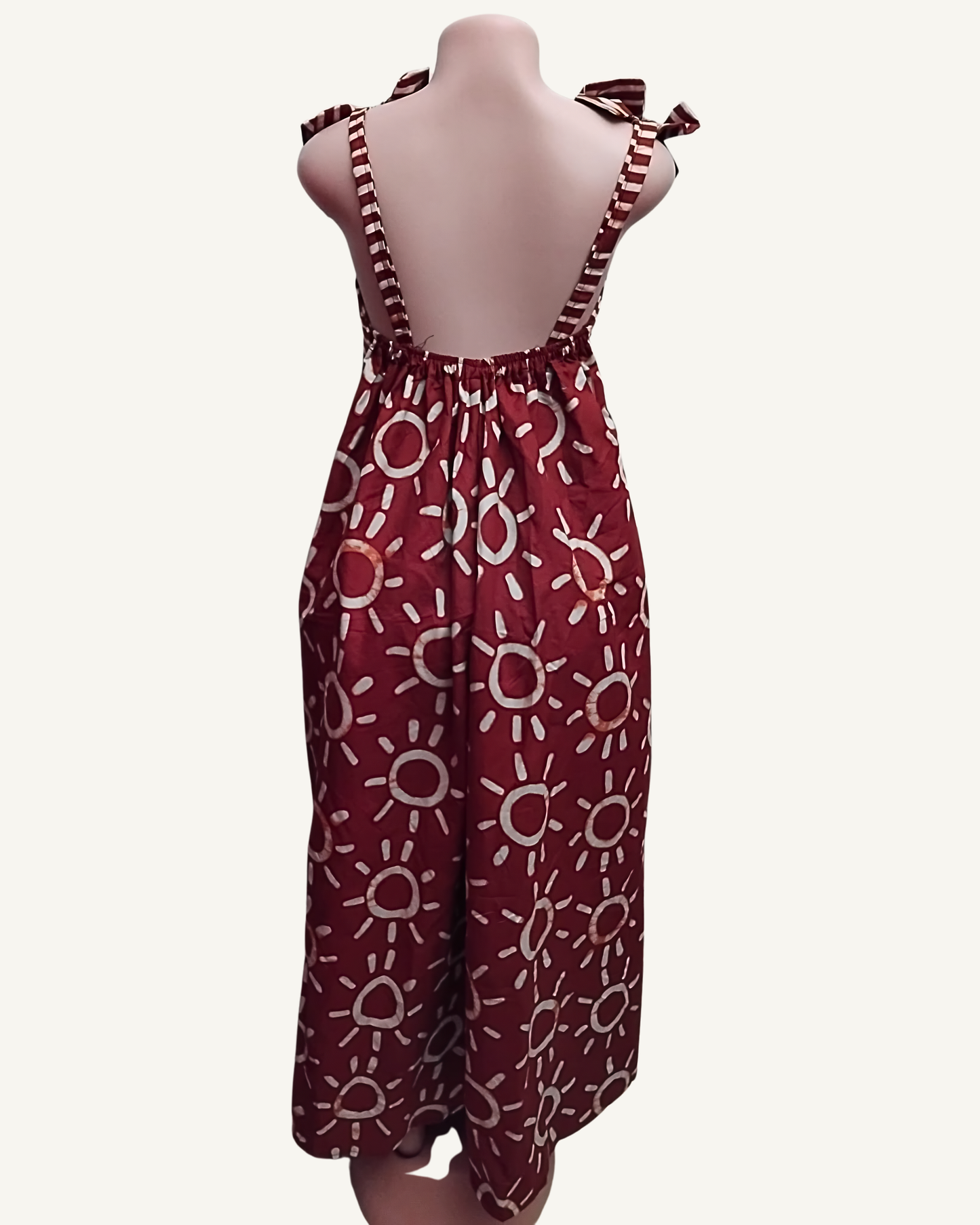 Robe Maxi Adire | Soleils stylisés Rouge Brique · Bretelles nouées · Dos ouvert · Exemplaire unique