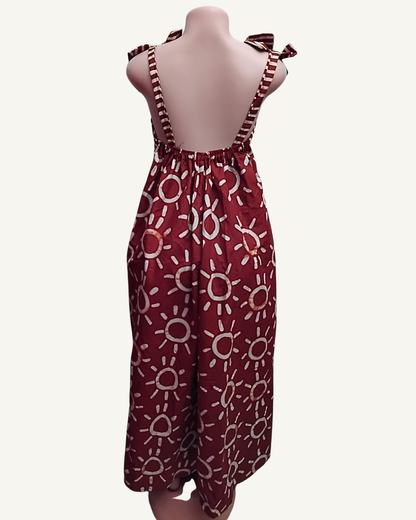 Robe Maxi Adire | Soleils stylisés Rouge Brique · Bretelles nouées · Dos ouvert · Exemplaire unique