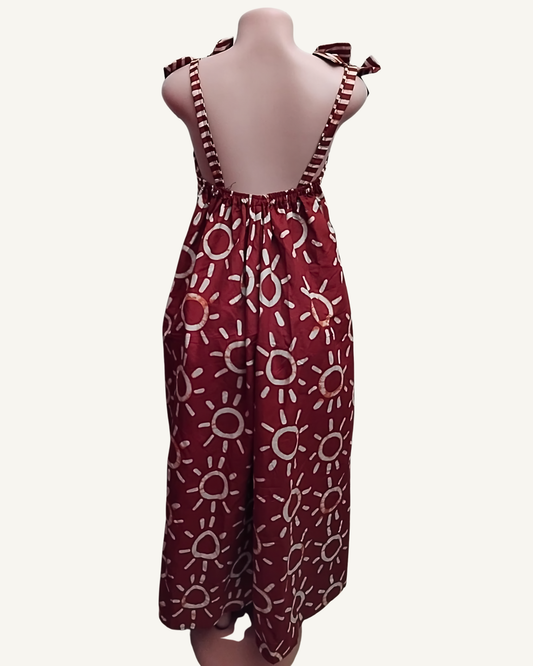 Robe Maxi Adire | Soleils stylisés Rouge Brique · Bretelles nouées · Dos ouvert · Exemplaire unique