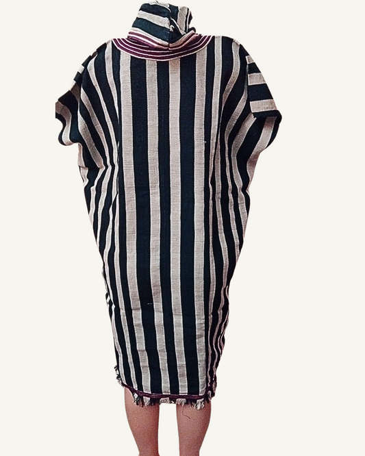 Ensemble 2 pièces boubou court tissu africain tissé rayures noir blanc broderie totem mauve fuchsia main devant chapeau assorti frange Giwax Boutique