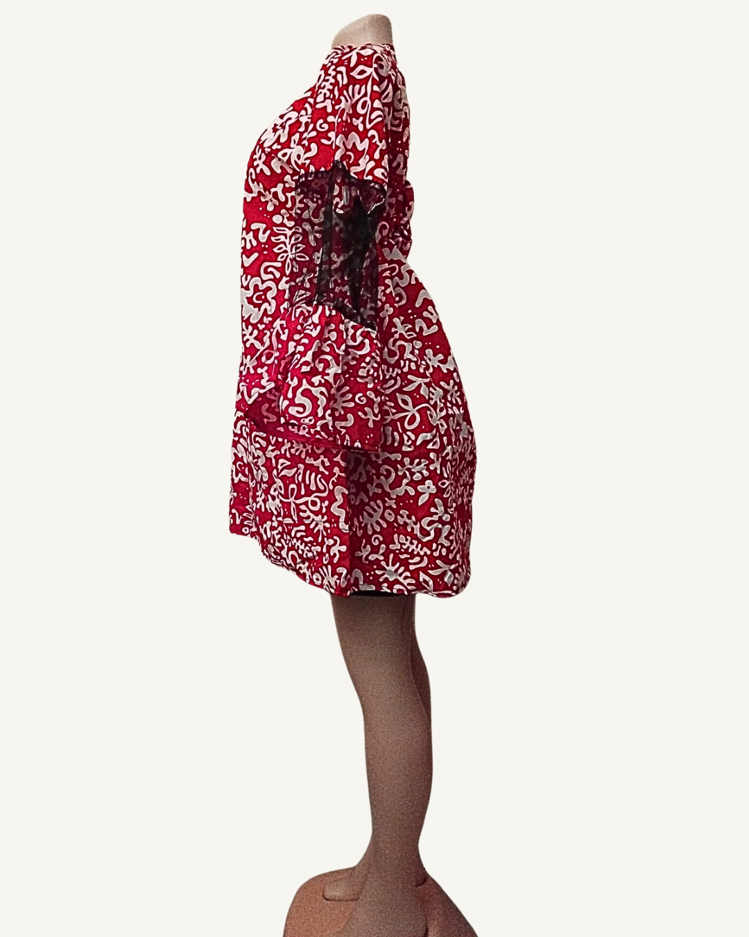 Robe courte adire africain rouge motifs floraux blancs peints main manches tulle noir transparent cloche nœud dos jupe évasée Giwax Boutique