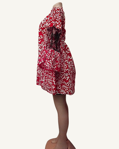 Robe courte adire africain rouge motifs floraux blancs peints main manches tulle noir transparent cloche nœud dos jupe évasée Giwax Boutique