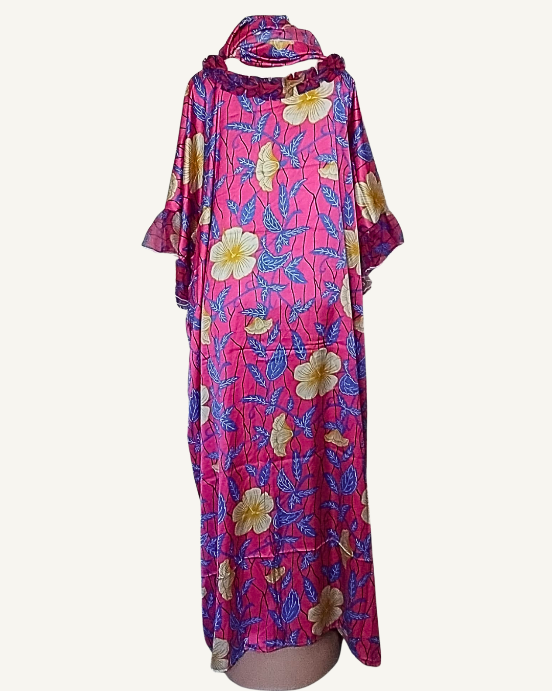 Vue dos · bouboufuchsia floral · coupe caftan très ample · manches cloche évasées à volant · tombé longueur cheville · foulard assorti.