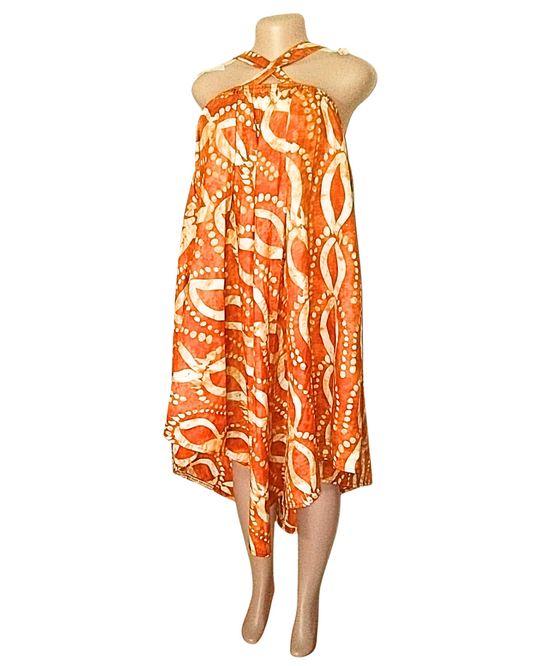 Robe batik orange, bretelles croisées devant formant un encolure halter, coupe très ample et fluide · imprimé africain motifs en vagues.