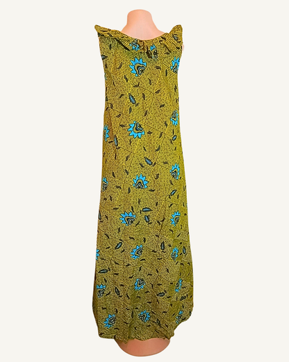 Dos d'une robe longue wax vert olive, col volanté froncé, coupe trapèze ample et fluide longueur cheville · motifs fleurs turquoise et feuilles noires · exemplaire unique Giwax Boutique.