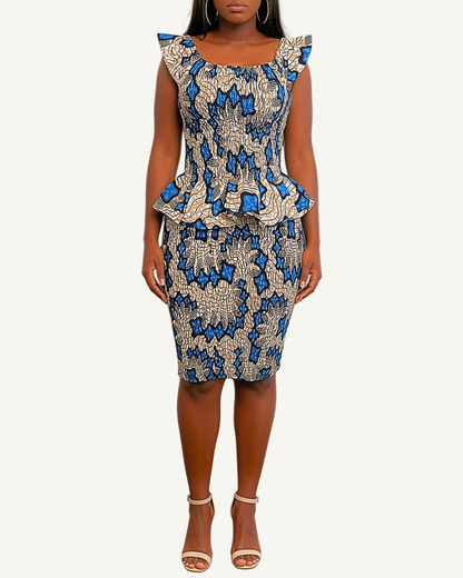 Femme portant un ensemble wax bleu roi et beige, top peplum smocké bretelles volantées, jupe crayon mi-genou · motifs africains organiques · sandales beiges · exemplaire unique Giwax Boutique.