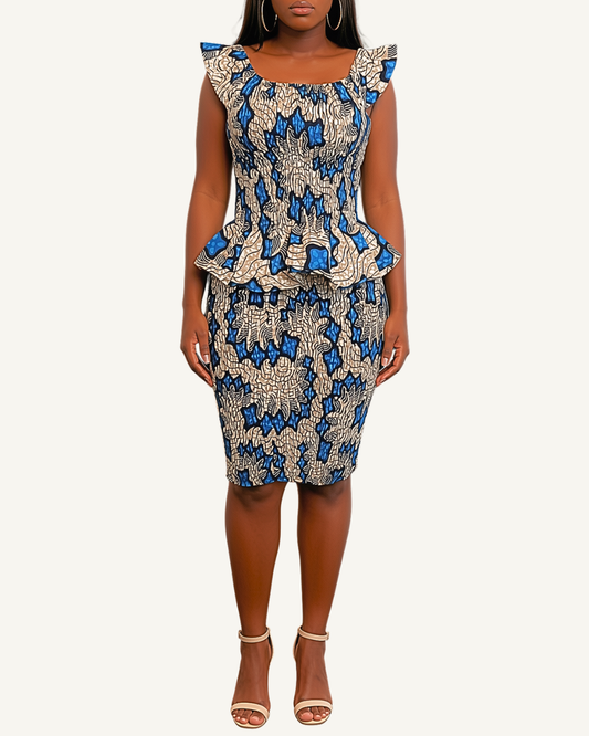 Femme portant un ensemble wax bleu roi et beige, top peplum smocké bretelles volantées, jupe crayon mi-genou · motifs africains organiques · sandales beiges · exemplaire unique Giwax Boutique.