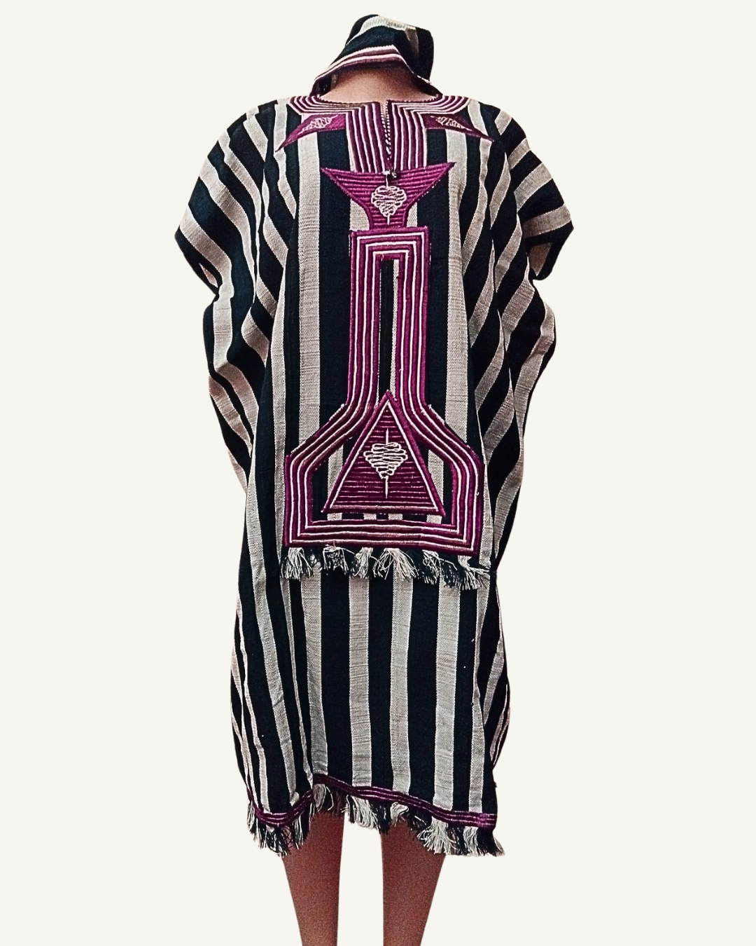 Ensemble 2 pièces boubou court tissu africain tissé rayures noir blanc broderie totem mauve fuchsia main devant chapeau assorti frange Giwax Boutique