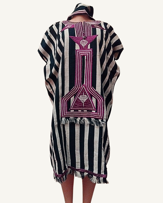 Ensemble 2 pièces boubou court tissu africain tissé rayures noir blanc broderie totem mauve fuchsia main devant chapeau assorti frange Giwax Boutique
