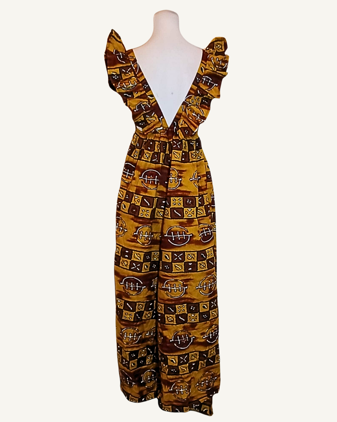 Dos nu en V profond d'une robe longue wax ocre doré · bretelles larges volantées · buste élastiqué · coupe fluide longueur cheville · exemplaire unique Giwax Boutique.
