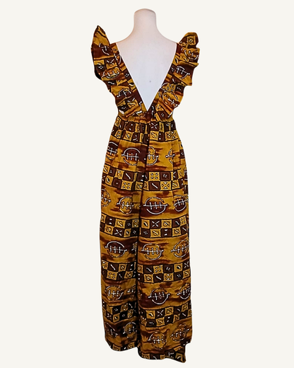 Dos nu en V profond d'une robe longue wax ocre doré · bretelles larges volantées · buste élastiqué · coupe fluide longueur cheville · exemplaire unique Giwax Boutique.