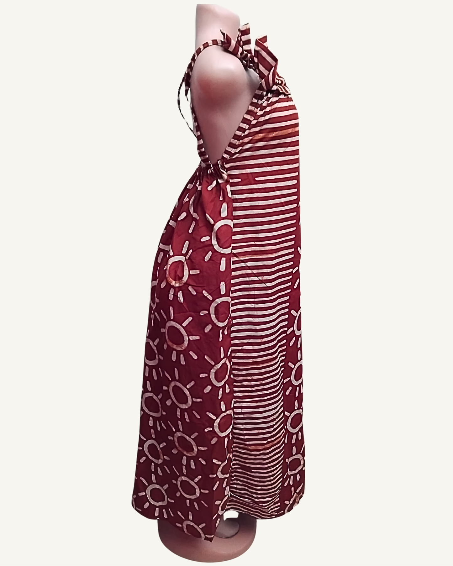 Robe Maxi Adire | Soleils stylisés Rouge Brique · Bretelles nouées · Dos ouvert · Exemplaire unique