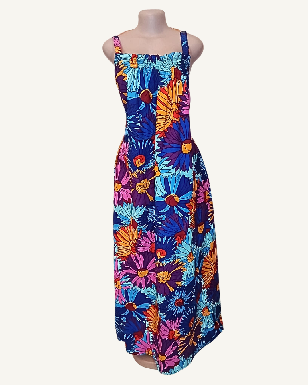 Vue face · robe longue florale fond bleu marine · grandes marguerites chrysanthèmes bleu ciel rose orange violet rouge · bustier smocké élastiqué · bretelles larges · jupe évasée · longueur cheville.