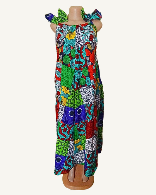Robe wax africaine imprimée façon patchwork multicolore, turquoise · rouge · vert · jaune · bleu marine, bretelles larges à nœuds volantés, encolure arrondie élastiquée, coupe maxi · exemplaire unique Giwax Boutique.
