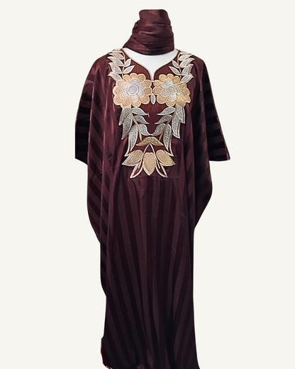 Ensemble boubou long en tissu satiné marron à rayures diagonales ton sur ton, grande broderie florale centrale en relief avec deux pivoines épanouies en fils champagne et or vieilli, feuilles argentées et boutons en guirlande, col en V, manches courtes larges, coupe caftan ample longueur cheville, foulard assorti marron drapé en tête.