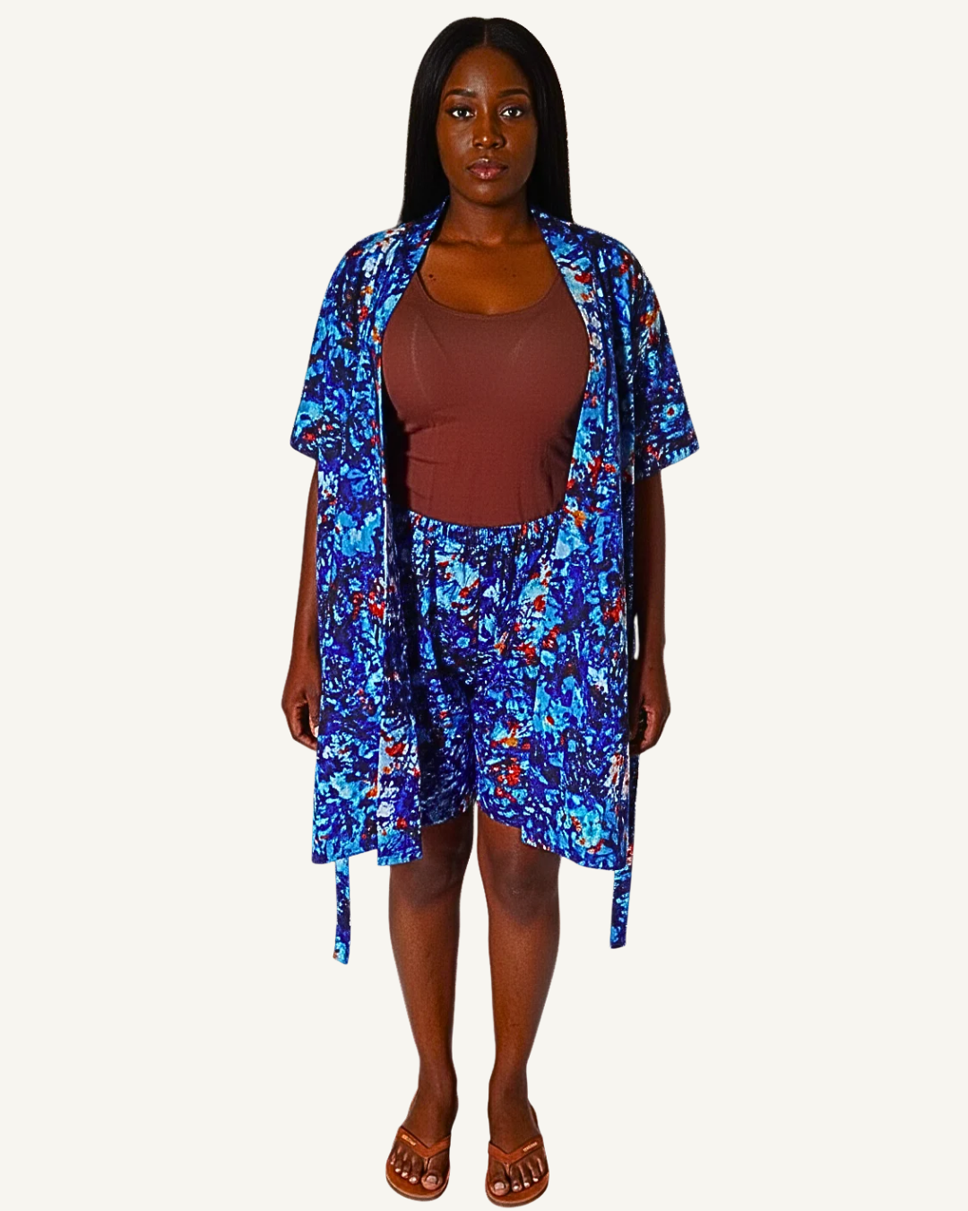 Femme portant un ensemble wax bleu et turquoise à motifs abstraits, kimono ceinturé manches courtes et short taille haute élastiquée, débardeur marron non inclus porté pour le style · exemplaire unique Giwax Boutique.
