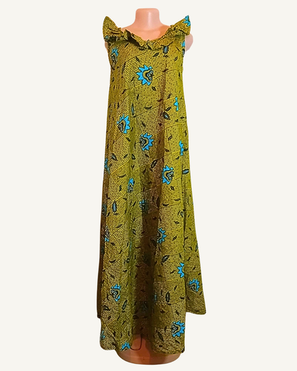 Robe longue wax vert olive à fines rayures noires et fleurs turquoise dispersées, col arrondi volanté froncé, coupe trapèze très ample, longueur cheville · exemplaire unique Giwax Boutique.