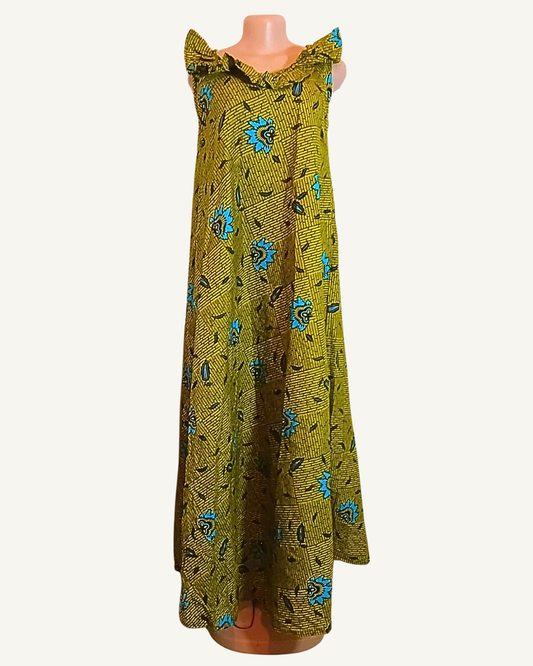 Robe longue wax vert olive à fines rayures noires et fleurs turquoise dispersées, col arrondi volanté froncé, coupe trapèze très ample, longueur cheville · exemplaire unique Giwax Boutique.
