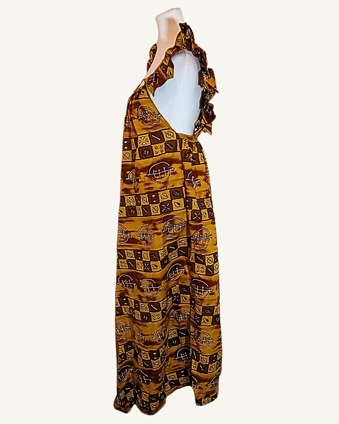 Robe longue wax ocre doré à motifs adinkra, bretelles larges volantées, dos nu ouvert en V, buste élastiqué, longueur cheville · exemplaire unique Giwax Boutique.