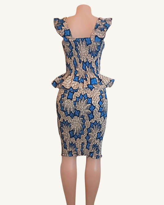 Dos d'un ensemble wax bleu et beige, top peplum smocké bretelles larges volantées, jupe crayon smockée mi-genou · exemplaire unique Giwax Boutique.