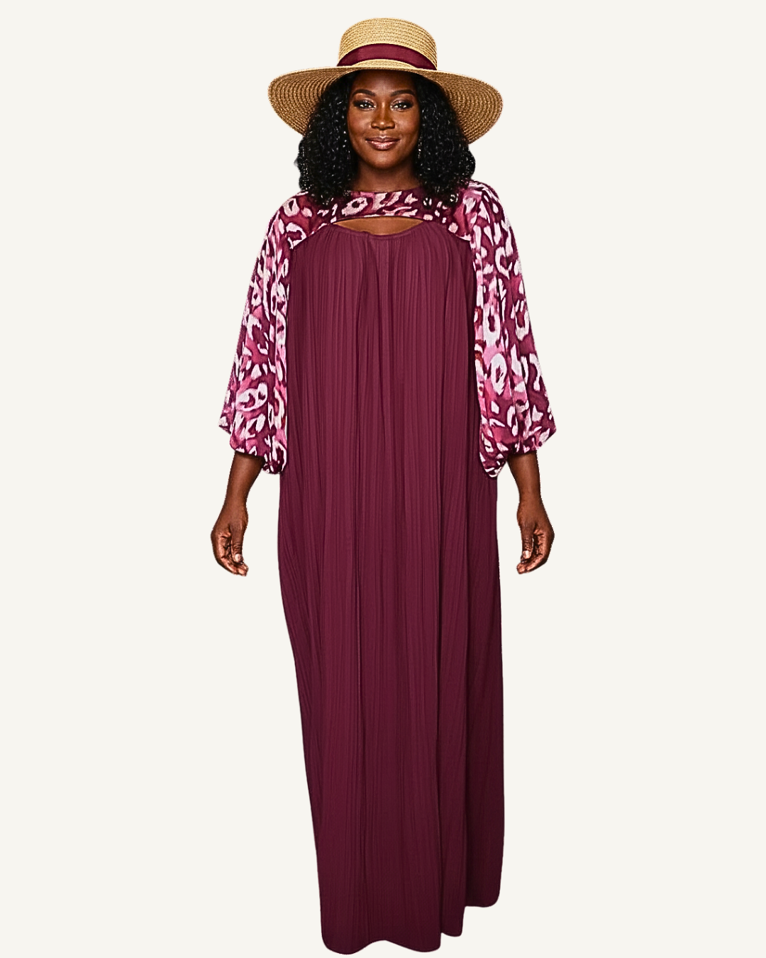 Robe longue plissée bordeaux portée · empiècement haut et manches trois-quarts bouffantes en imprimé léopard rose fuchsia et bordeaux · col rond · coupe très ample · longueur cheville · chapeau de paille non inclus.