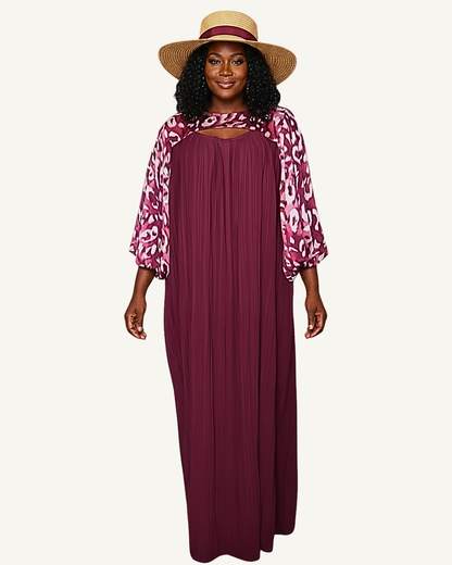 Robe longue plissée bordeaux portée · empiècement haut et manches trois-quarts bouffantes en imprimé léopard rose fuchsia et bordeaux · col rond · coupe très ample · longueur cheville · chapeau de paille non inclus.