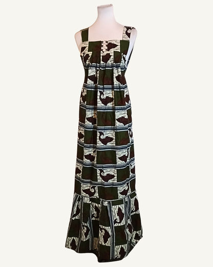 Robe longue wax africaine vert kaki, motifs damier animaux, encolure carrée, bretelles larges, buste élastiqué, coupe évasée avec volant en bas d'ourlet · exemplaire unique Giwax Boutique.