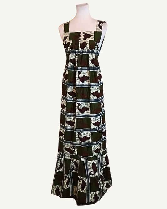 Robe longue wax africaine vert kaki, motifs damier animaux, encolure carrée, bretelles larges, buste élastiqué, coupe évasée avec volant en bas d'ourlet · exemplaire unique Giwax Boutique.