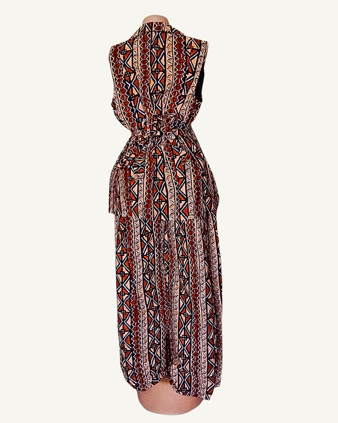 Vue dos · top chemise wax terracotta · lien élastiqué coulissant visible dans le dos · pans légèrement évasés · pantalon palazzo même wax · bandes géométriques verticales.