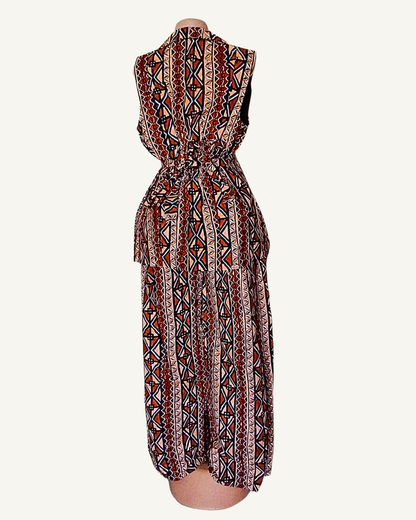 Vue dos · top chemise wax terracotta · lien élastiqué coulissant visible dans le dos · pans légèrement évasés · pantalon palazzo même wax · bandes géométriques verticales.
