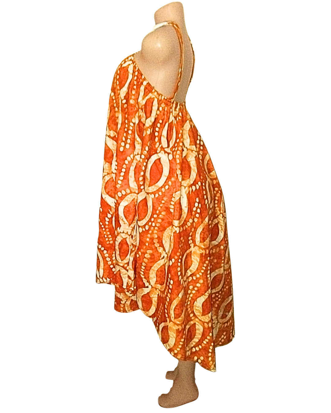 Robe batik orange brûlé à motifs en arceaux et points crème, coupe trapèze très ample, ourlet asymétrique court devant et long derrière · exemplaire unique Giwax Boutique.