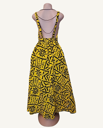 Robe batik africain jaune soleil · symboles noirs · bretelles larges · dos nu · jupe évasée · pièce unique
