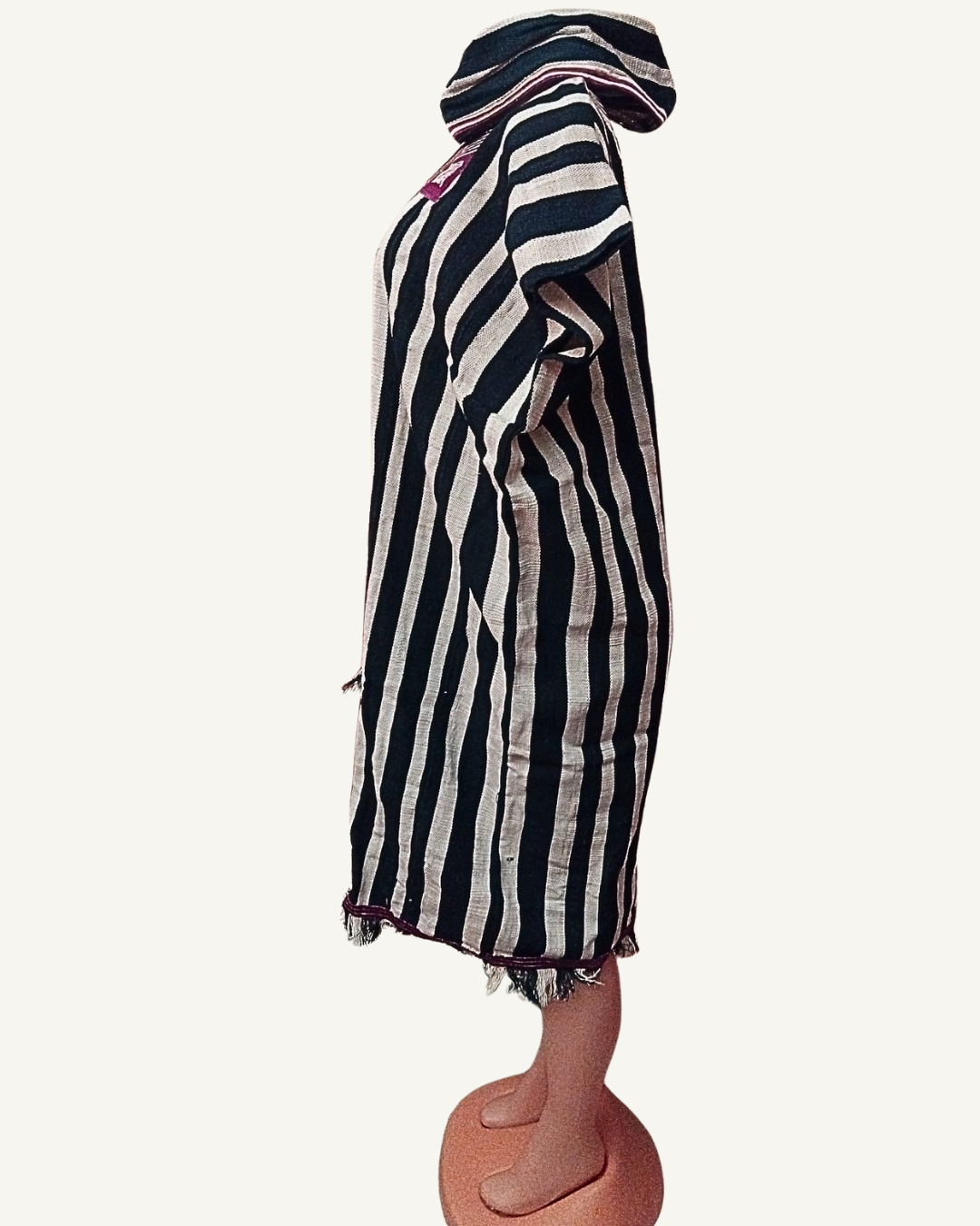 Ensemble 2 pièces boubou court tissu africain tissé rayures noir blanc broderie totem mauve fuchsia main devant chapeau assorti frange Giwax Boutique