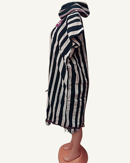 Ensemble 2 pièces boubou court tissu africain tissé rayures noir blanc broderie totem mauve fuchsia main devant chapeau assorti frange Giwax Boutique