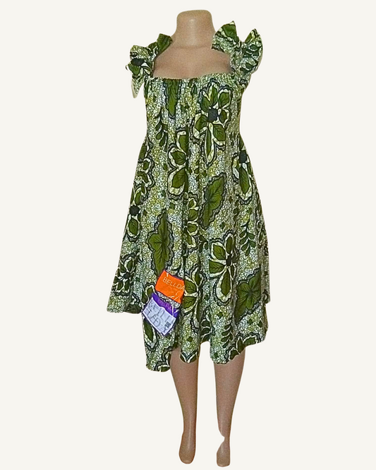 Robe wax africaine verte, encolure carrée, buste froncé élastiqué, bretelles nœuds, coupe évasée mi-genou · motifs floraux vert foncé et vert anis.