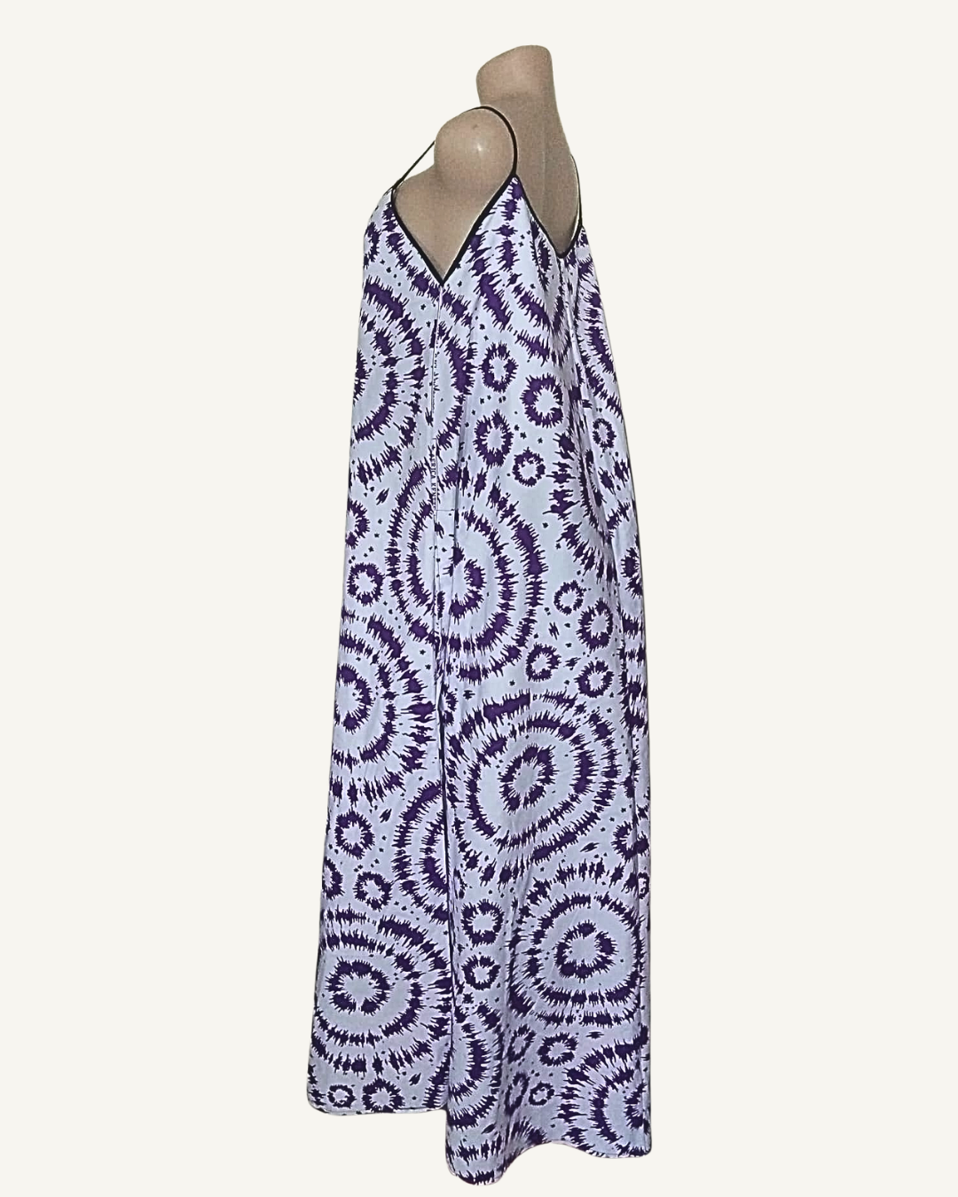 Robe longue batik fond lavande, motifs en spirales et cercles concentriques violet profond, bretelles fines liseré noir, encolure V, coupe trapèze très ample, ourlet asymétrique longueur cheville · exemplaire unique Giwax Boutique.