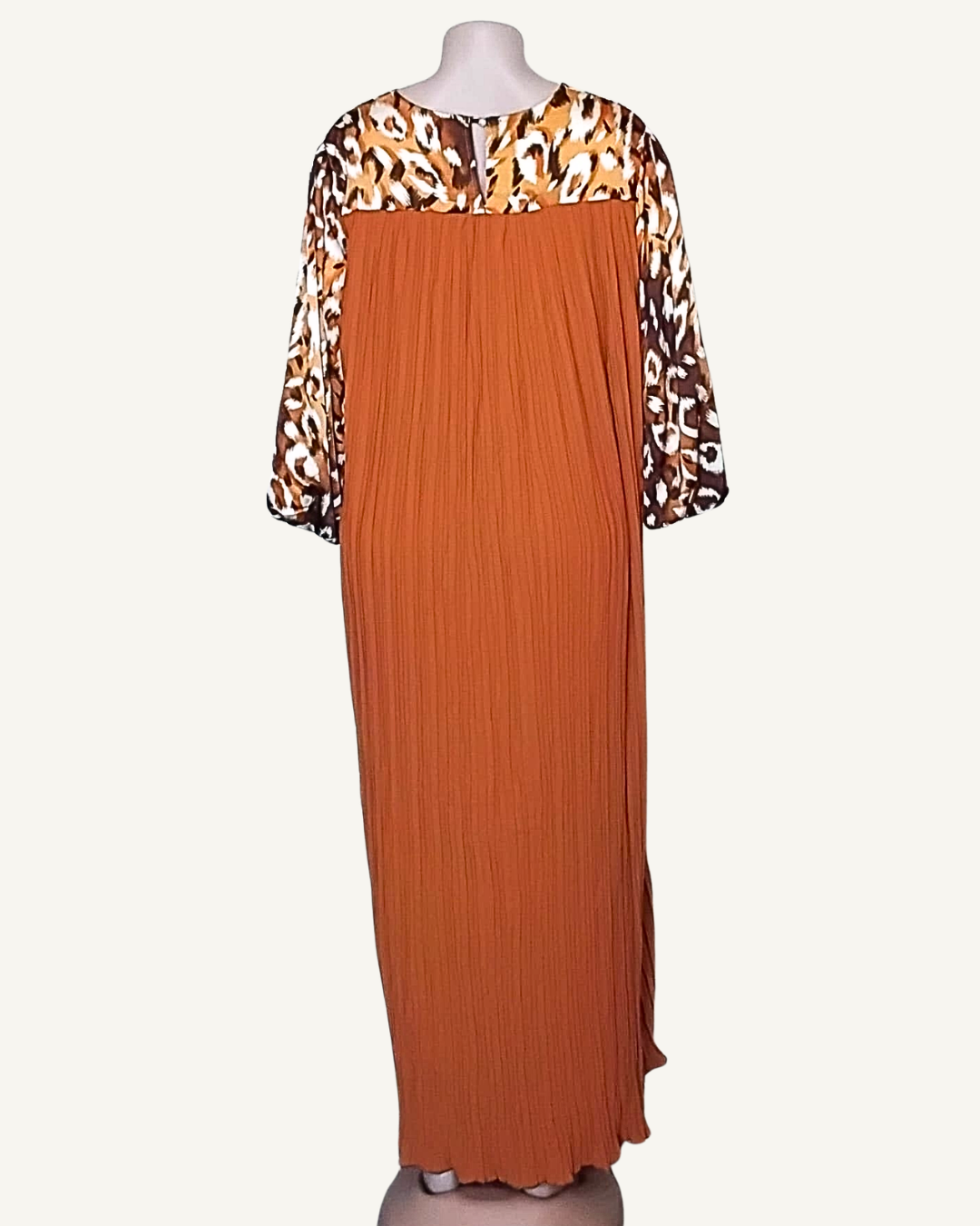 Vue dos · robe plissée terracotta · empiècement dos léopard ocre et brun · petite ouverture boutonnée au col · manches bouffantes froncées aux poignets · tombé ample longueur cheville · micro-plis réguliers.