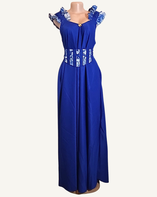 Robe longue bleu roi, encolure sweetheart, manches volantées wax, corset amovible en wax bleu et blanc, jupe évasée longueur cheville.