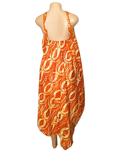 Dos nageur large et ouvert d'une robe batik orange · bretelles larges · buste élastiqué · tombé généreux et fluide.