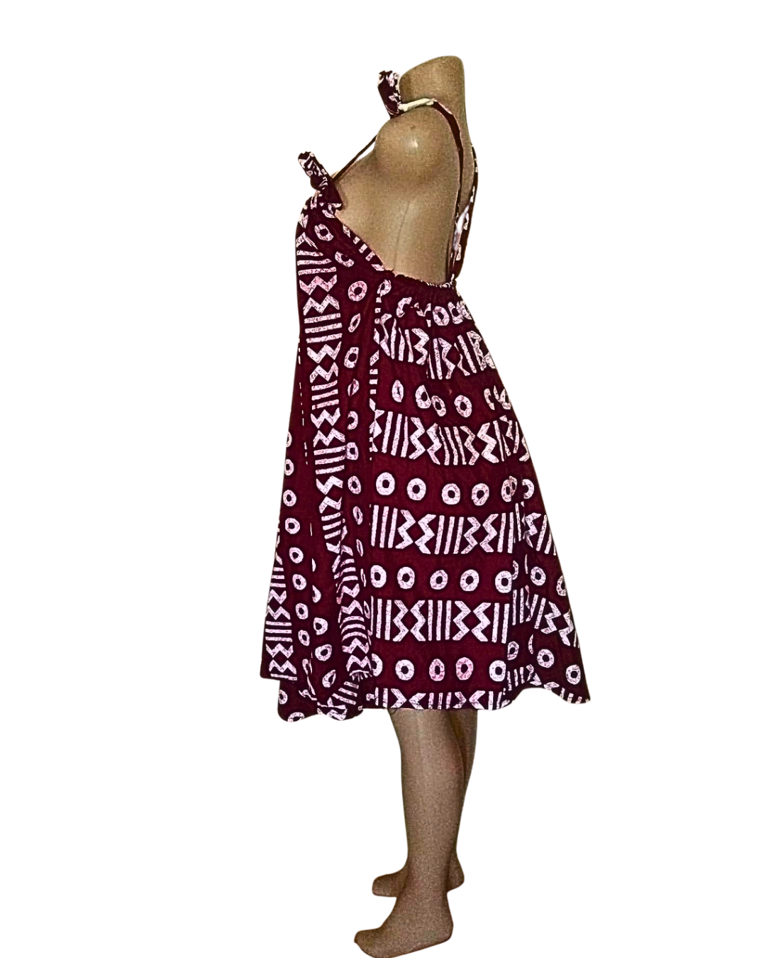 Robe batik bordeaux · symboles blancs · bretelles nouées · ourlet tulipe asymétrique · pièce unique — L/XL